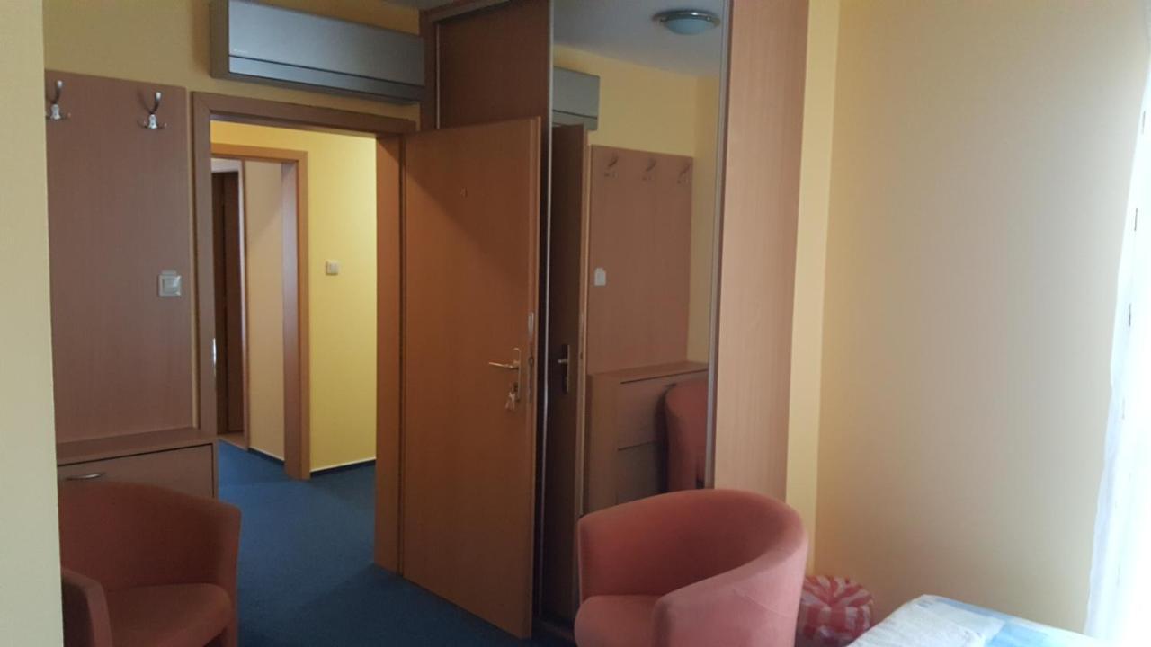 Lehar Panzio Bed & Breakfast Komárno Exterior foto
