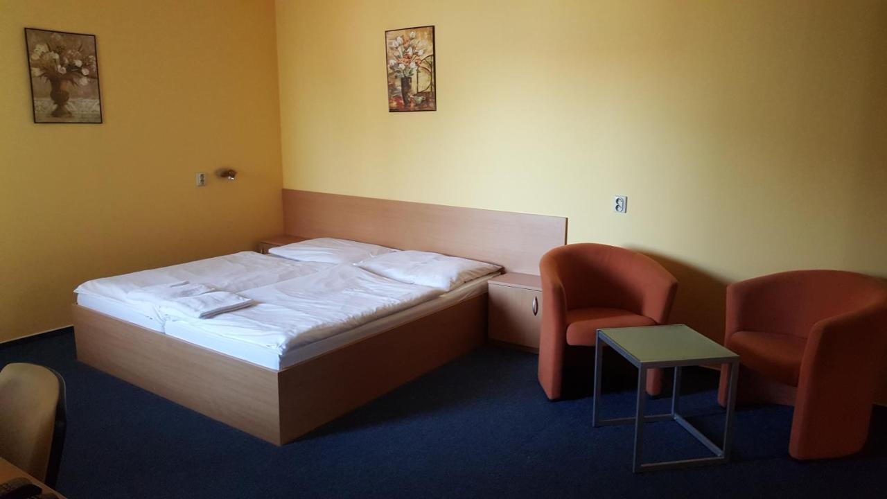 Lehar Panzio Bed & Breakfast Komárno Exterior foto