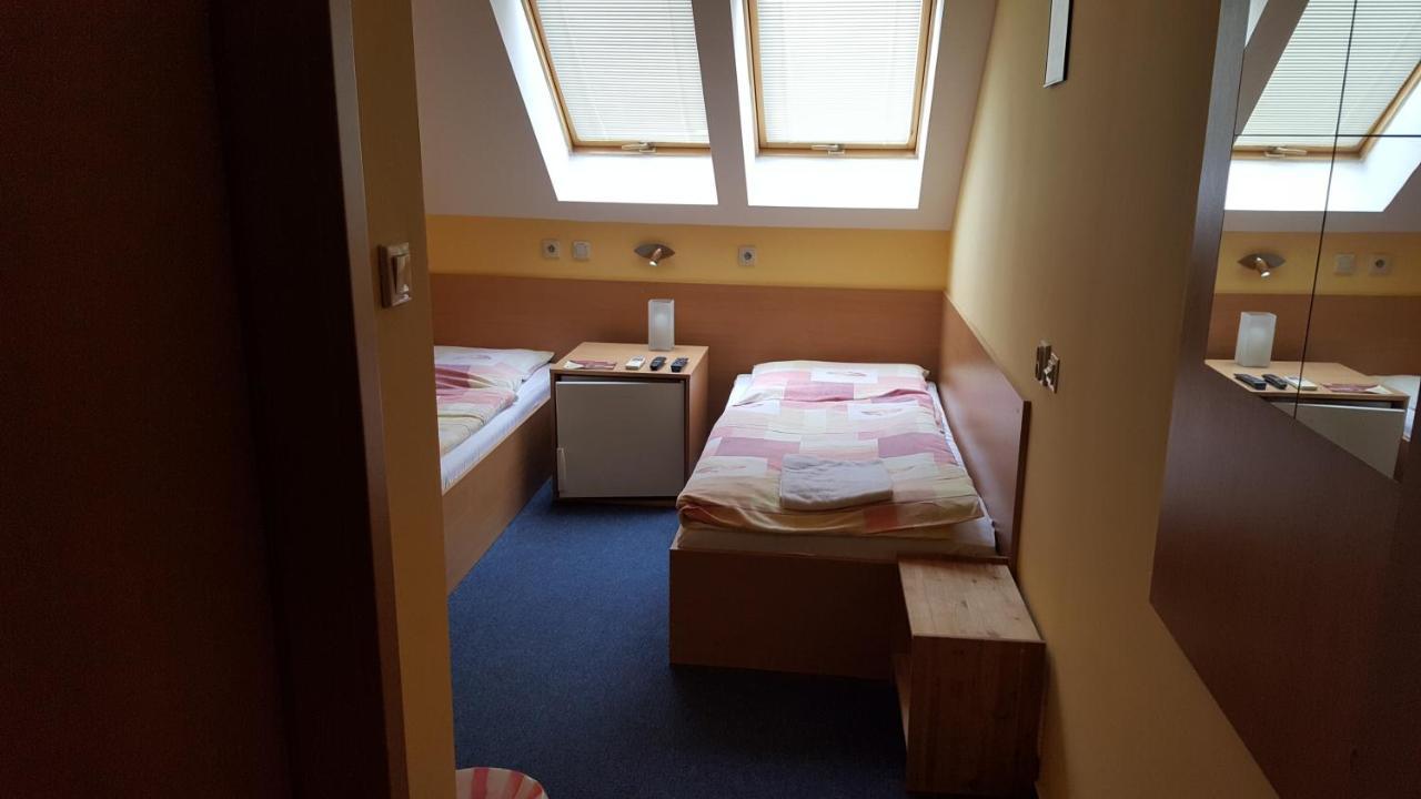 Lehar Panzio Bed & Breakfast Komárno Exterior foto