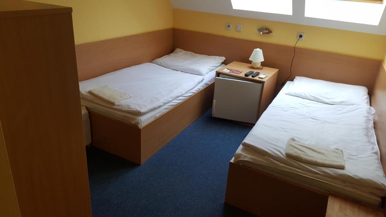 Lehar Panzio Bed & Breakfast Komárno Exterior foto