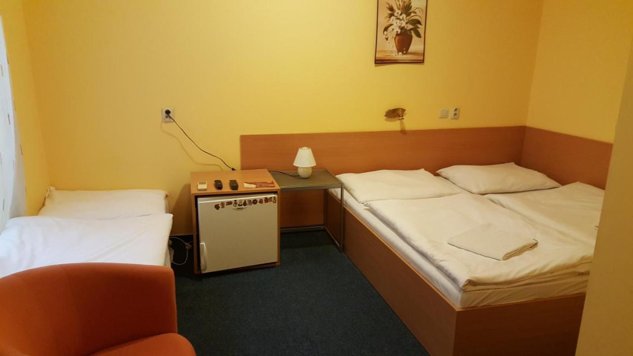 Lehar Panzio Bed & Breakfast Komárno Exterior foto