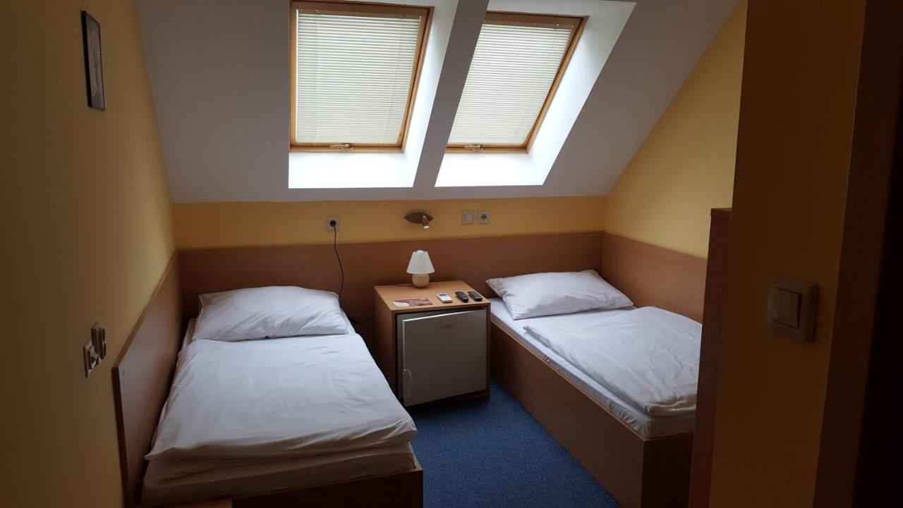 Lehar Panzio Bed & Breakfast Komárno Exterior foto