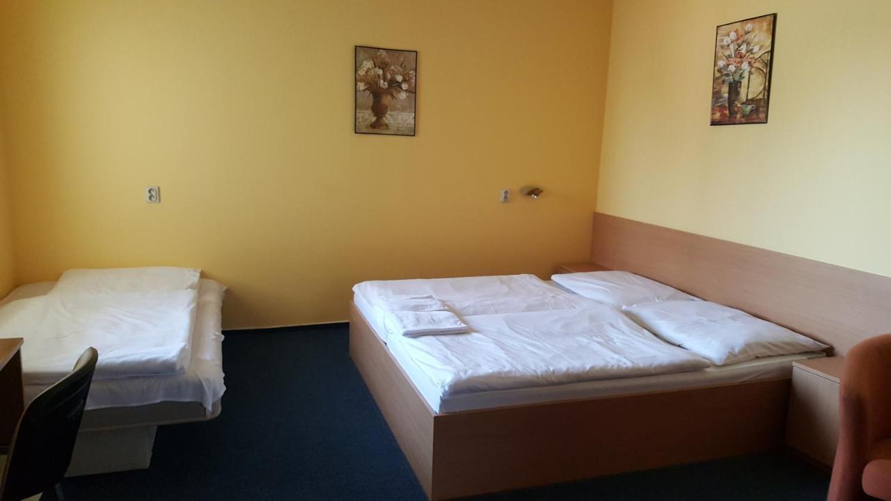Lehar Panzio Bed & Breakfast Komárno Exterior foto