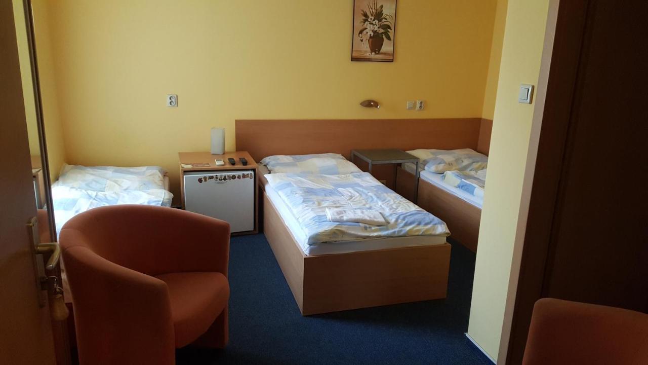 Lehar Panzio Bed & Breakfast Komárno Exterior foto