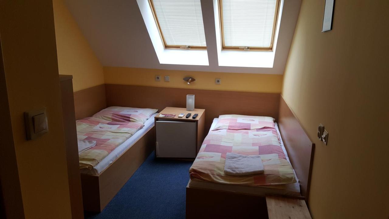 Lehar Panzio Bed & Breakfast Komárno Exterior foto