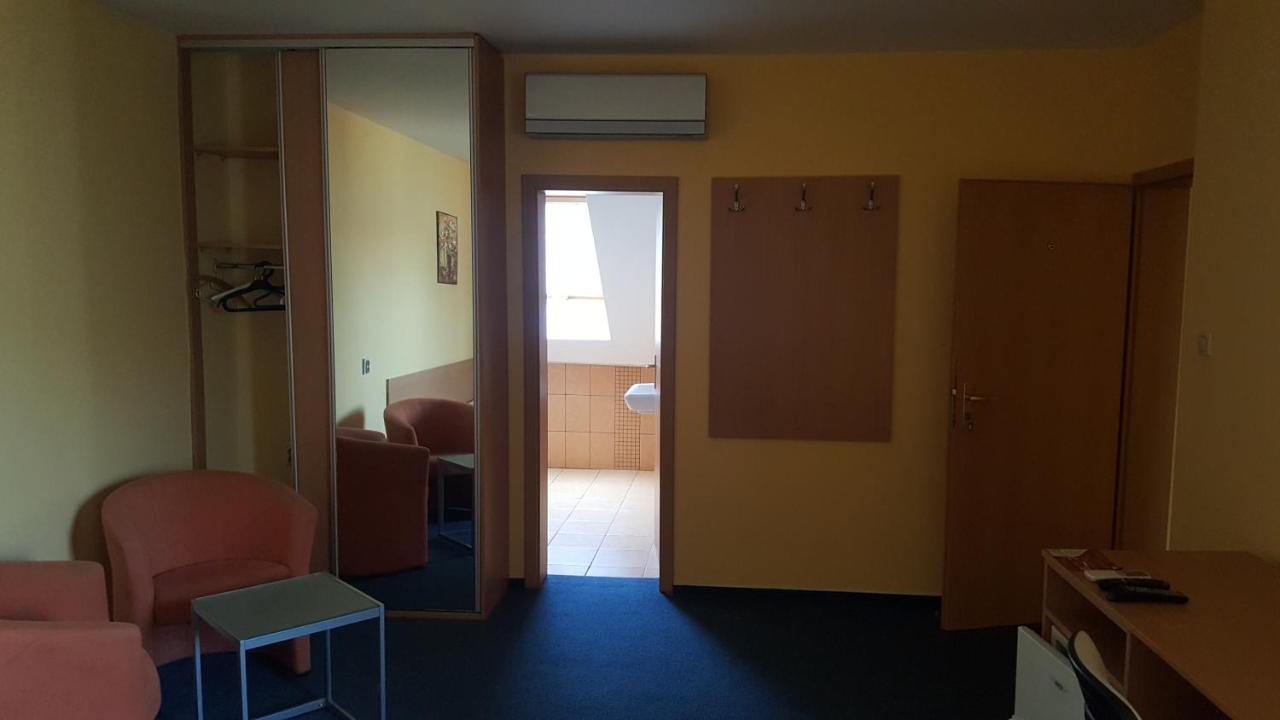 Lehar Panzio Bed & Breakfast Komárno Exterior foto