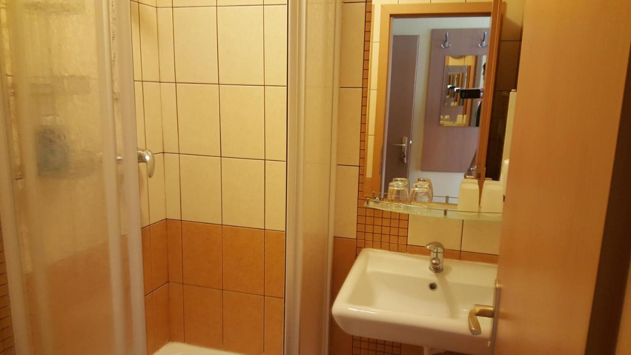 Lehar Panzio Bed & Breakfast Komárno Exterior foto